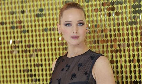 jennifer lawrence boobs|Jennifer Lawrence flashes her boobs by accident 